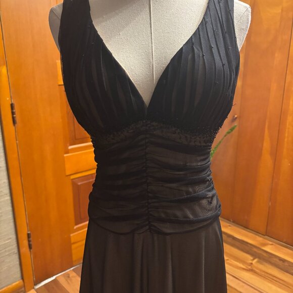 JS Boutique Elegant Black Evening Gown - Picture 4 of 7